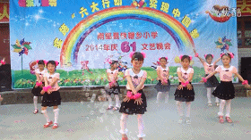 小学女生们在一起表演《Super Star》之文艺节目
